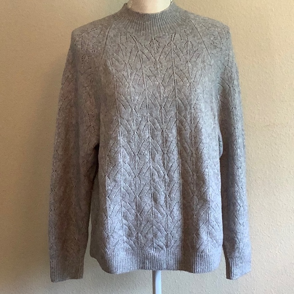 Uniqlo sweater size Medium